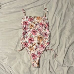 NEW | M | Backless one-piece swimsuit with cinched sides